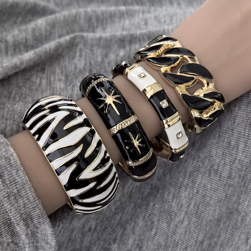 Zebra Tablet Accessories - エナメルゴールデンメッキゼブラプリント形状ラウンドメタルワイドバングル女性のための幾何学的な不規則な春ブレスレット Pulseras ジュエリー